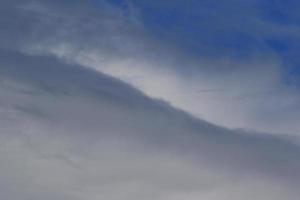 stürmisches Wetter und dunkle Wolken foto