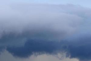 stürmisches Wetter und dunkle Wolken foto