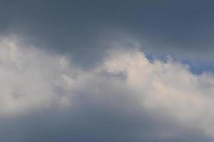 stürmisches Wetter und dunkle Wolken foto