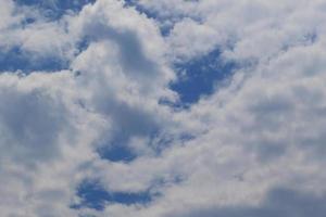 klarer blauer Himmel und weiße Wolken foto