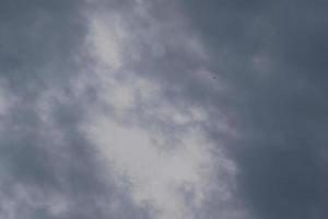 stürmisches Wetter und dunkle Wolken foto