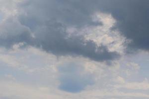 stürmisches Wetter und dunkle Wolken foto