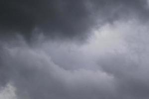 stürmisches Wetter und dunkle Wolken foto