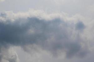 stürmisches Wetter und dunkle Wolken foto