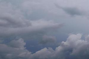 stürmisches Wetter und dunkle Wolken foto