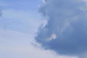 stürmisches Wetter und dunkle Wolken foto