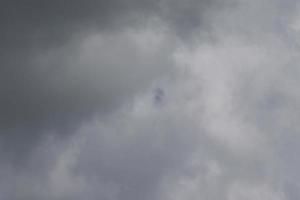 stürmisches Wetter und dunkle Wolken foto