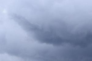 stürmisches Wetter und dunkle Wolken foto