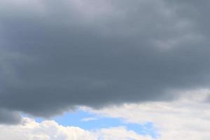 stürmisches Wetter und dunkle Wolken foto