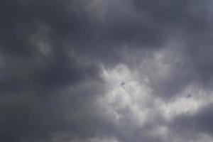 stürmisches Wetter und dunkle Wolken foto