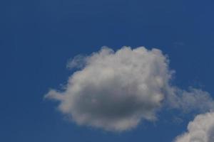 stürmisches Wetter und dunkle Wolken foto