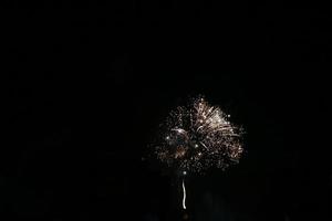 buntes Feuerwerk auf dem Hintergrund des schwarzen Himmels foto