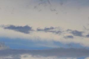 stürmisches Wetter und dunkle Wolken foto