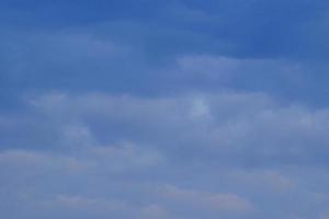 stürmisches Wetter und dunkle Wolken foto