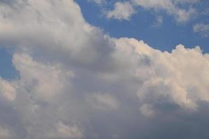 stürmisches Wetter und dunkle Wolken foto