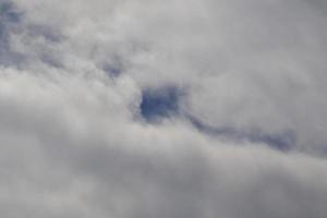 stürmisches Wetter und dunkle Wolken foto