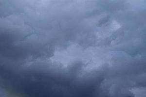 stürmisches Wetter und dunkle Wolken foto