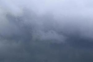 stürmisches Wetter und dunkle Wolken foto