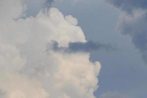 stürmisches Wetter und dunkle Wolken foto