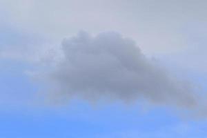 stürmisches Wetter und dunkle Wolken foto