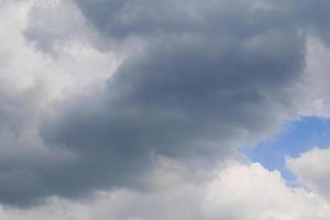 stürmisches Wetter und dunkle Wolken foto