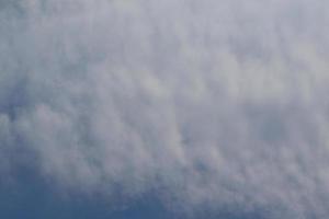 stürmisches Wetter und dunkle Wolken foto