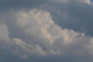 stürmisches Wetter und dunkle Wolken foto