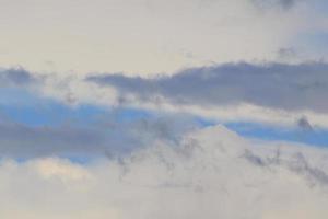 stürmisches Wetter und dunkle Wolken foto