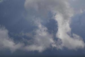 stürmisches Wetter und dunkle Wolken foto