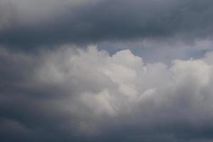 stürmisches Wetter und dunkle Wolken foto