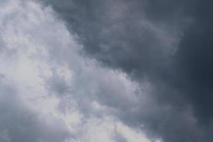 stürmisches Wetter und dunkle Wolken foto