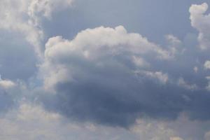 stürmisches Wetter und dunkle Wolken foto