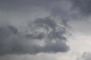 stürmisches Wetter und dunkle Wolken foto