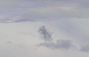 stürmisches Wetter und dunkle Wolken foto