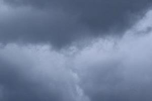 stürmisches Wetter und dunkle Wolken foto