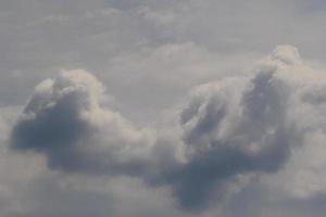 stürmisches Wetter und dunkle Wolken foto