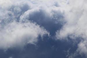 stürmisches Wetter und dunkle Wolken foto