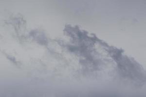 stürmisches Wetter und dunkle Wolken foto