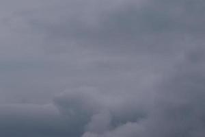 stürmisches Wetter und dunkle Wolken foto