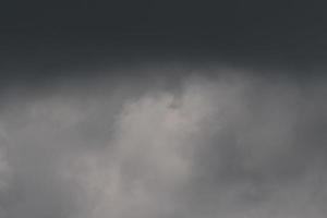 stürmisches Wetter und dunkle Wolken foto