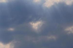 stürmisches Wetter und dunkle Wolken foto