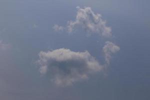 klarer blauer Himmel und weiße Wolken foto