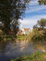 frühlingslandschaft in der nähe der donau in regensburg, deutschland foto