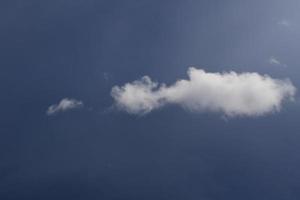 stürmisches Wetter und dunkle Wolken foto