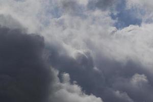 stürmisches Wetter und dunkle Wolken foto