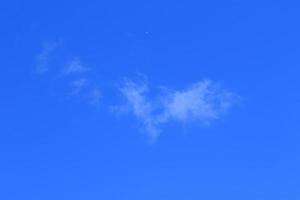 klarer blauer Himmel und weiße Wolken foto