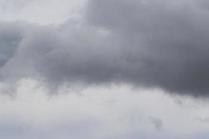 stürmisches Wetter und dunkle Wolken foto