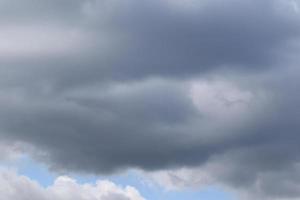 stürmisches Wetter und dunkle Wolken foto