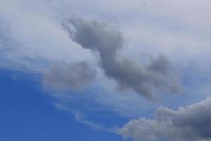 stürmisches Wetter und dunkle Wolken foto