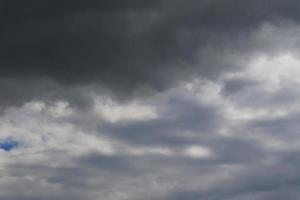 stürmisches Wetter und dunkle Wolken foto